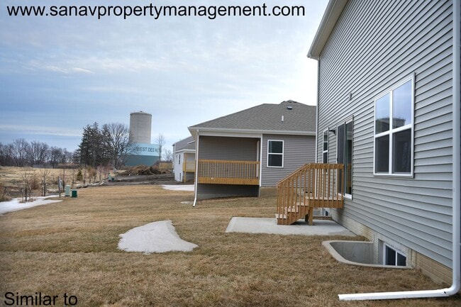 Building Photo - 2425 SE Fox Valley Dr