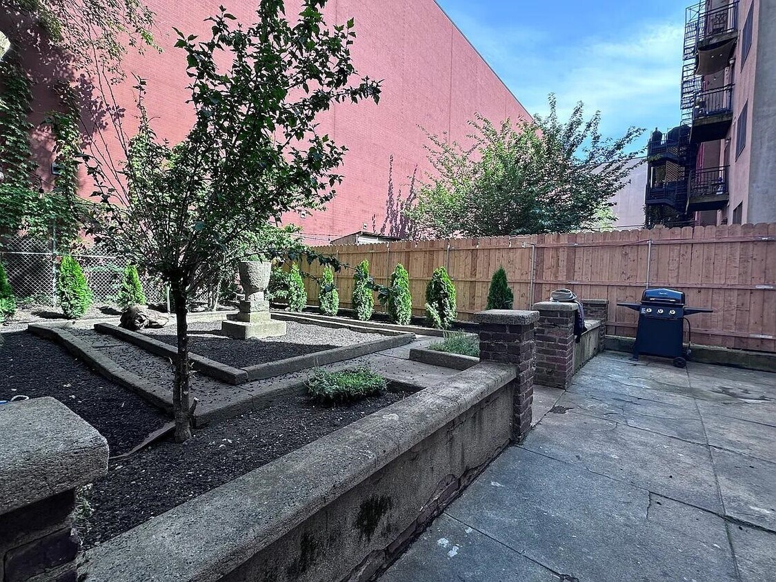 Foto principal - 323 Grand St