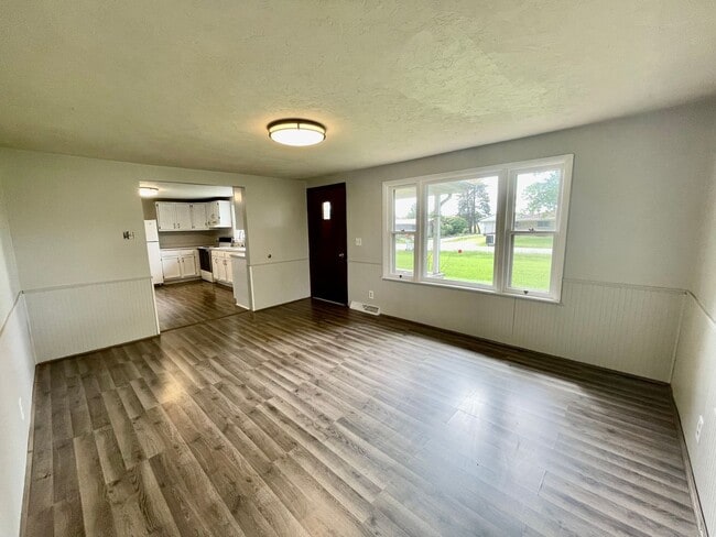 Building Photo - NO RENT until 2026! Lock in your new home now and enjoy the rest of the year rent-free! The depos...