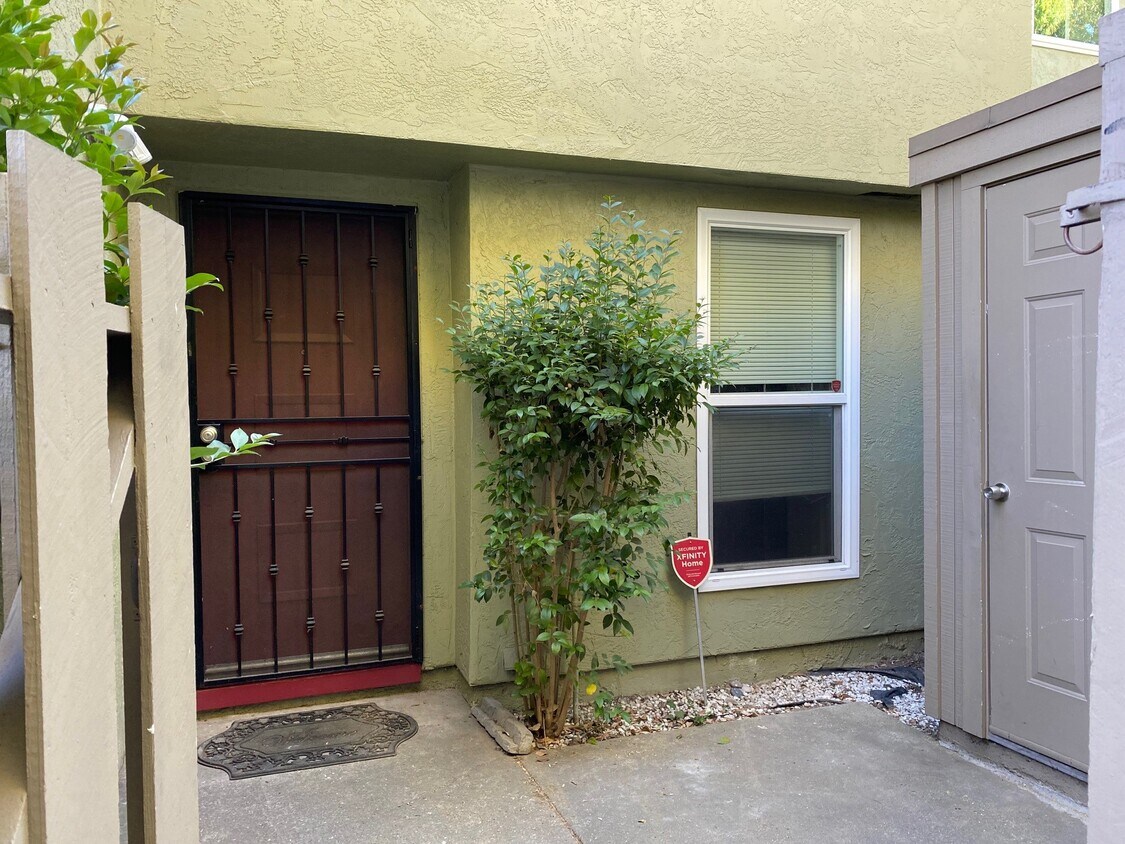 Foto principal - 24352 Dover Ln