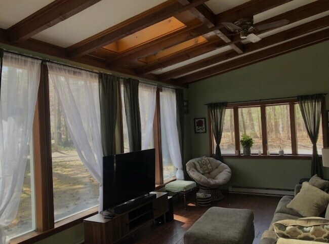 Foto del edificio - 64A Emerson Dr