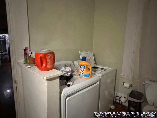 Building Photo - 139 Hillside St