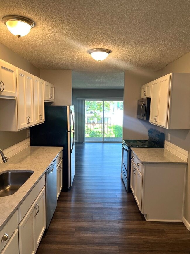 Building Photo - Bright, Updated 2BR Apartment in Prime SW ...