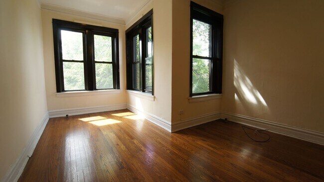 Foto del edificio - 2650 N Milwaukee Ave