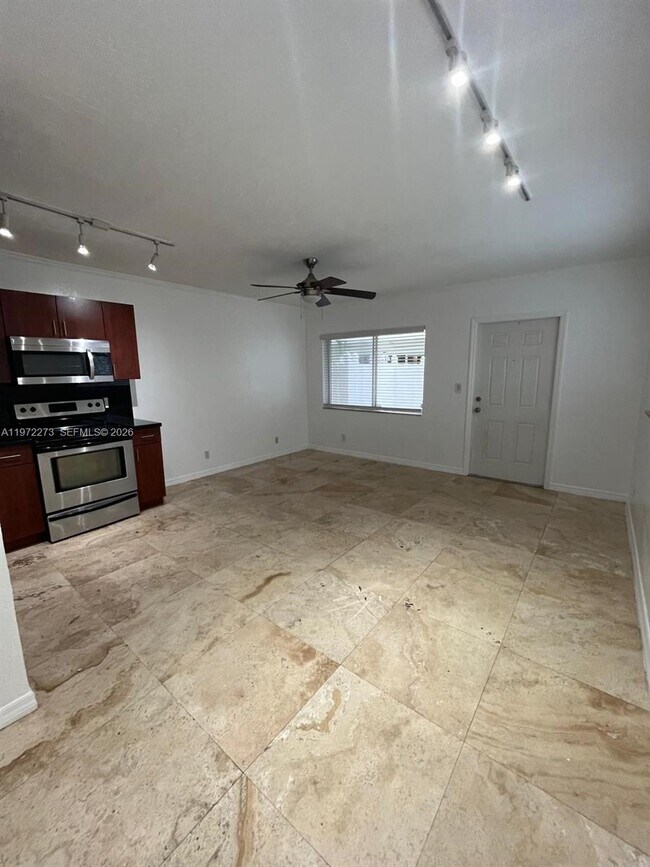 Foto del edificio - 1856 NE 46th St