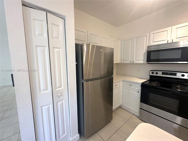 Foto del edificio - 2731 NE 3rd Dr