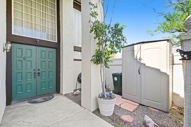 Building Photo - Stunning Upland Abode