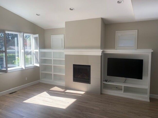 Building Photo - Adorable 4 Bed/2.5 Bath Single Family Home...