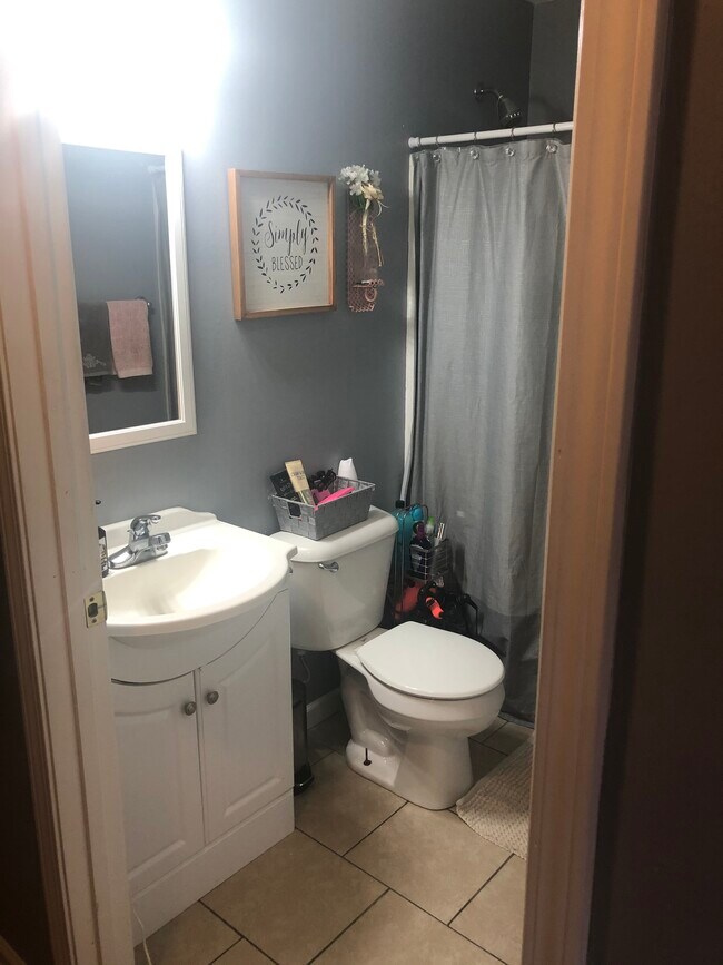 Baño - 632 Hal Greer Boulevard