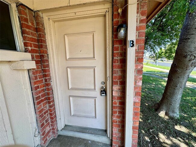 Building Photo - 305 W William Cannon Dr