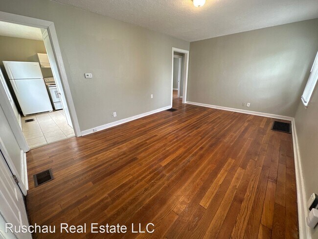 Building Photo - 3 br, 1 bath House - 2132 E bataan Dr