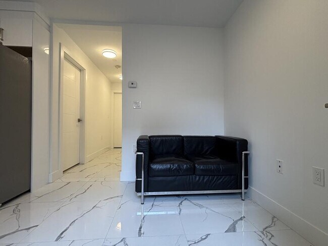 Photo du bâtiment - 2 bedroom in Vancouver BC V6P 2A4