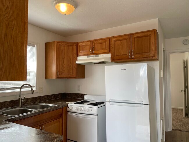 Kitchen - 585 Richmond Ave SE