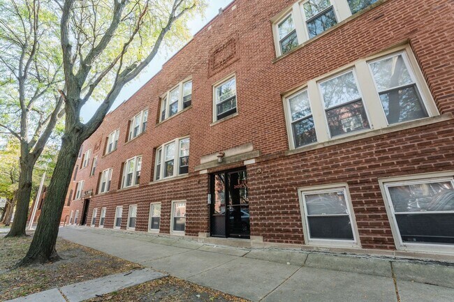 Foto del edificio - Lincoln Square / Ravenswood Garden - 2 Bed / 1 Bath - In Unit Laundry