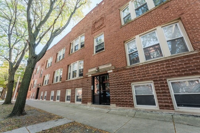 Building Photo - Lincoln Square / Ravenswood Garden - 2 Bed / 1 Bath - In Unit Laundry