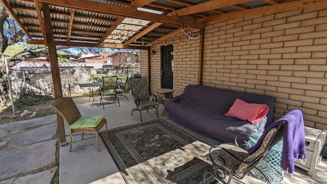 Building Photo - 3bed & 2bath - BRAND NEW AC - Must See Home Historic Barrio Hollywood-