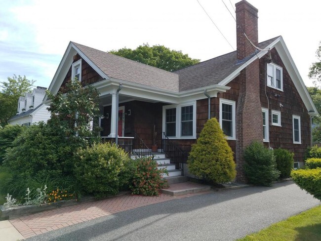 Building Photo - 355 Rochester St