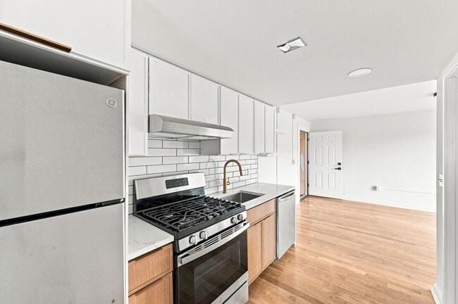 Building Photo - 5440 Fifth Ave