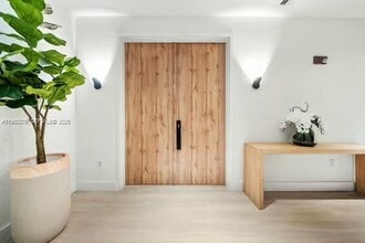 Building Photo - 100 South Pointe Dr