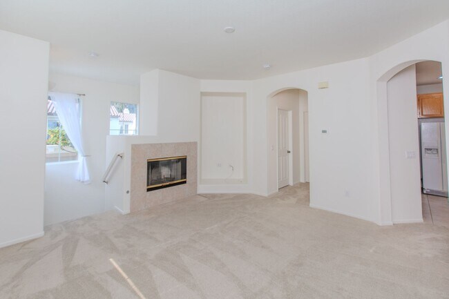 Building Photo - Beautiful 2 Bed/2 Bath Townhome in Pelagos...