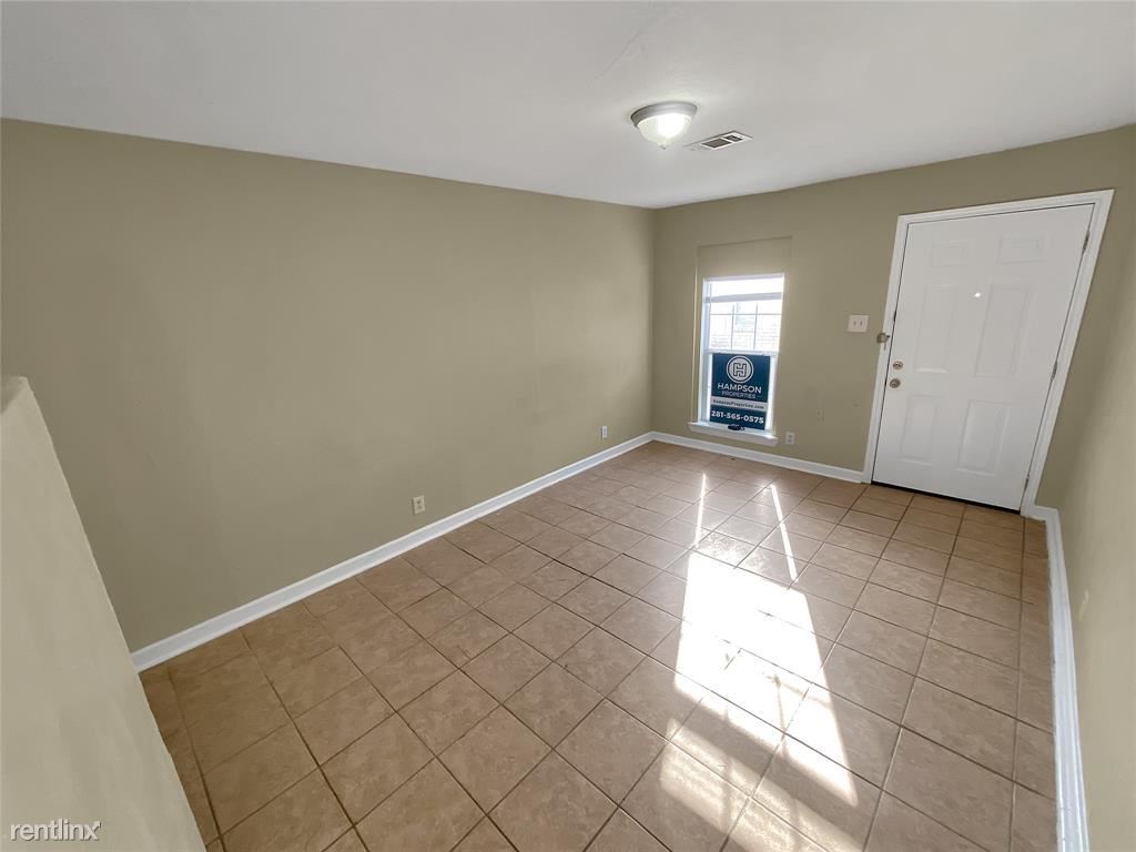 Building Photo - 2 br, 1 bath Triplex - 4409 Denmark Street C