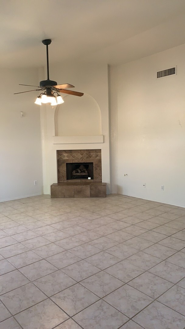 Building Photo - 3 bed 2 bath with POOL, just in time for S...