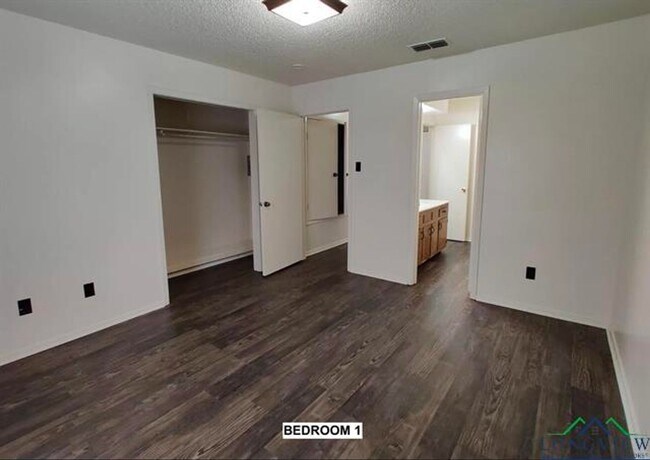 Building Photo - 902 Niblick
