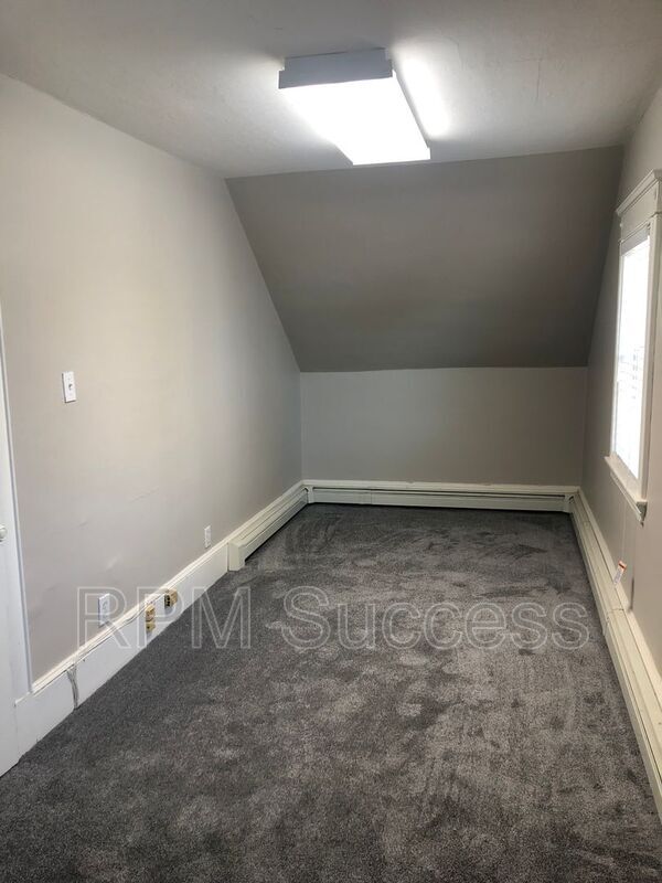 Building Photo - 516 Middleboro Ave