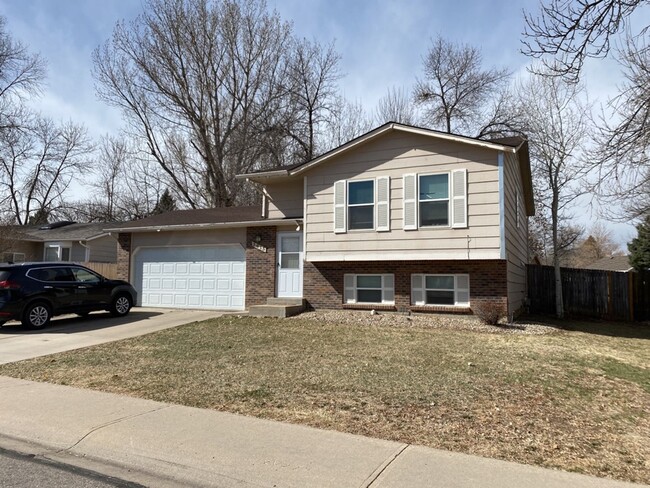 Building Photo - 3 Bed 2 Bath Split level Home w/ Fenced Ya...