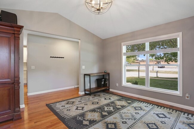 Building Photo - New Rental! 3 Bed, 2 Bath, 2 Car Garage, F...