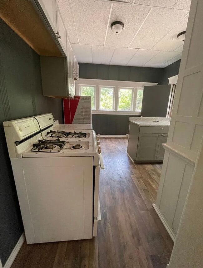 Building Photo - 1 Bdrm 1st Floor Unit