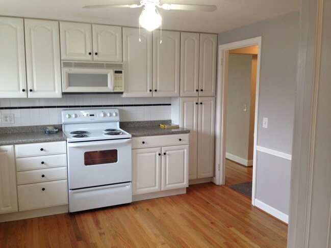 Eat In Kitchen - 398 Quaker Ln S