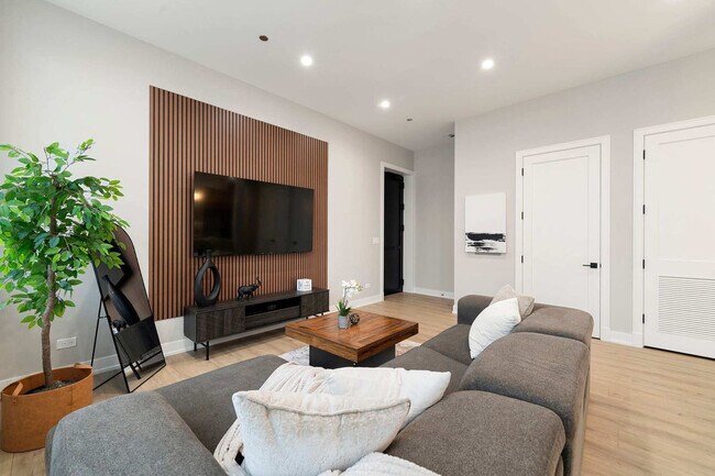 Foto del edificio - 801 S Western Ave