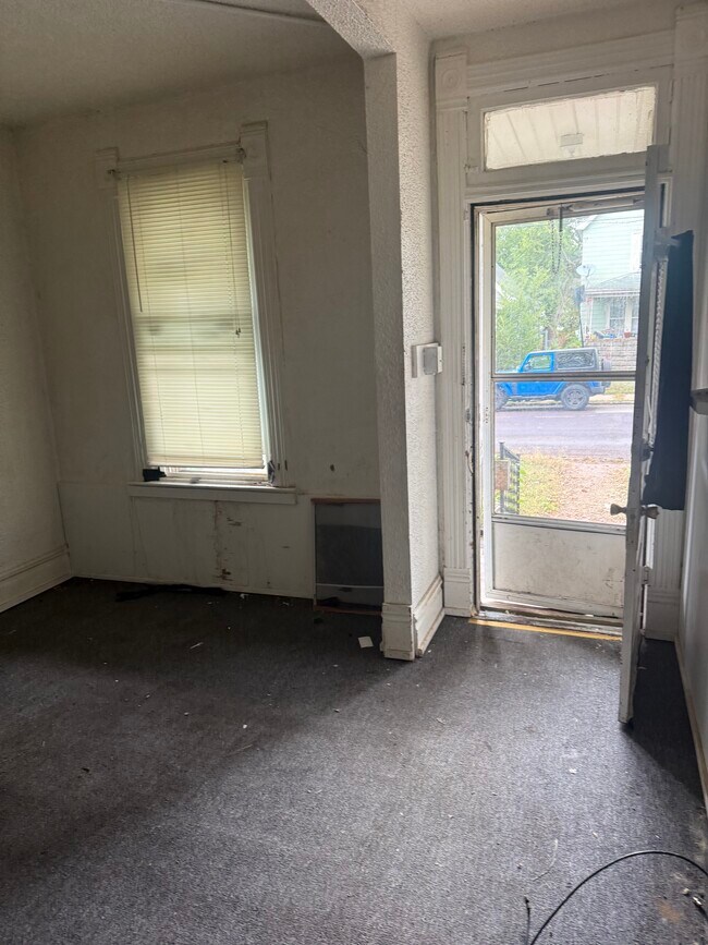 Building Photo - 619 Fairholm Ave