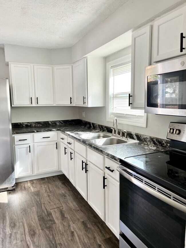 Building Photo - 2-Bedroom Gem with Oversized Garage and En...