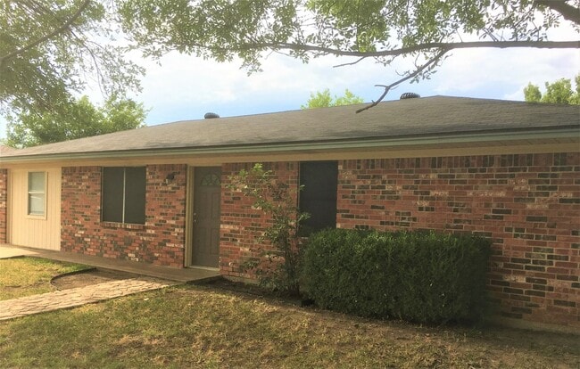 Building Photo - Southside Sanger