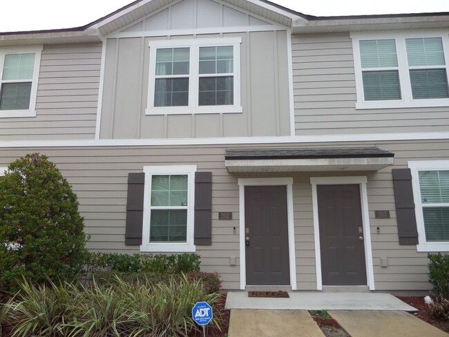 Building Photo - Well Maintained Townhouse, Oakleaf Area