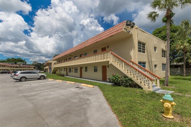 Foto del edificio - 3777 NW 78th Ave