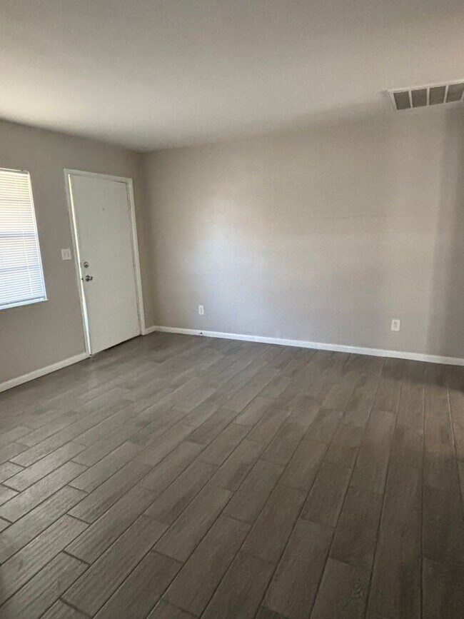 Building Photo - ONE BEDROOM DUPLEX IN ZEPHYRHILLS