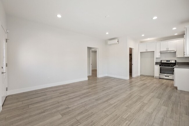 Building Photo - 1740-1742 Rose Ave Triplex