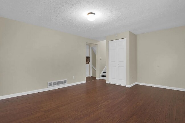 Building Photo - 2464 Queenswood Dr