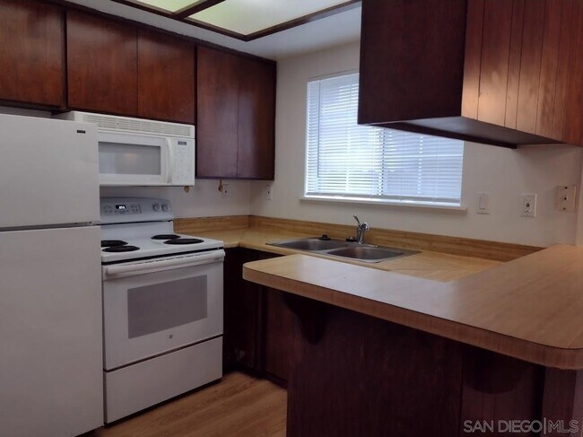 Building Photo - 731 Island Ct