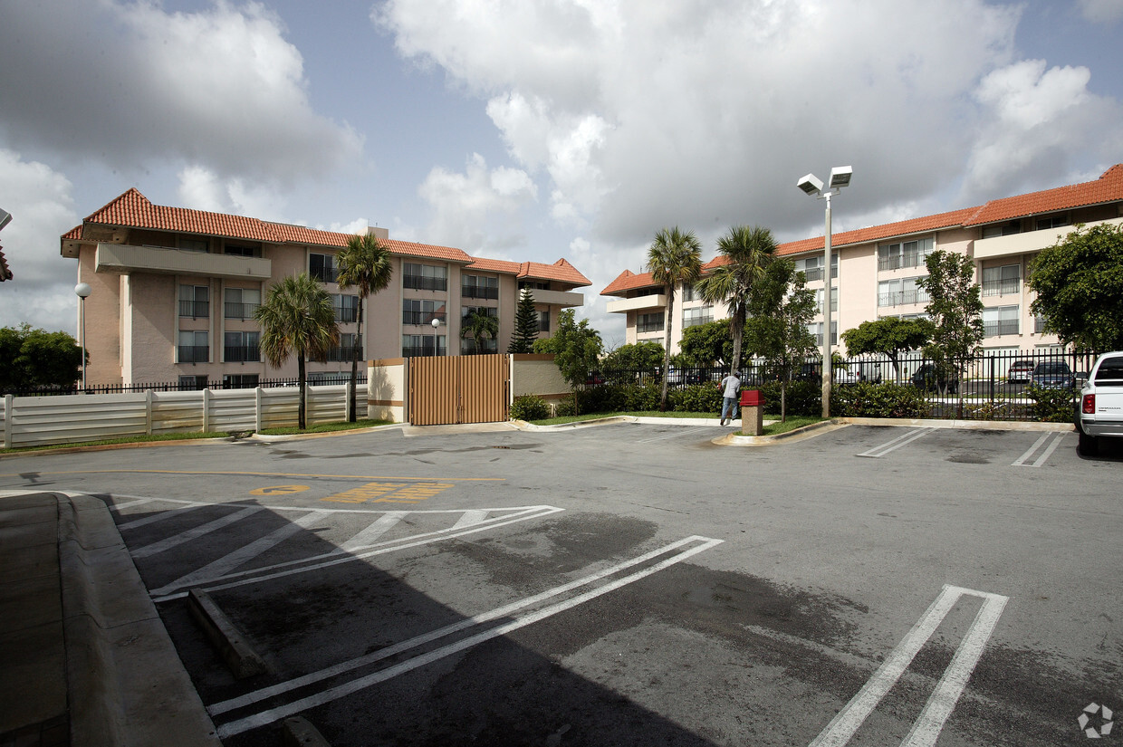 Coral Park - Coral Park Apartment