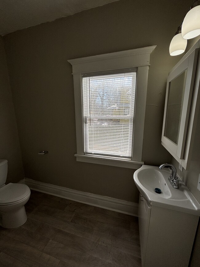 1/2 baño - 719 W Cedar St