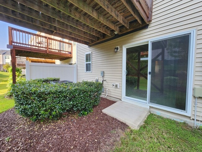Building Photo - 4 Bedroom Cary Townhome! Great Location, N...
