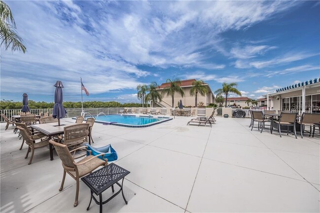 Building Photo - 8801 Bay Pointe Dr