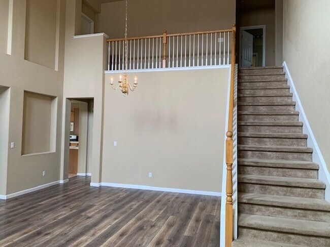 Foto del edificio - Big, Beautiful, Two Story Home in North Natomas