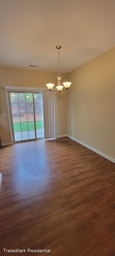 Building Photo - 3 br, 2.5 bath House - 2022 Highland Villa...