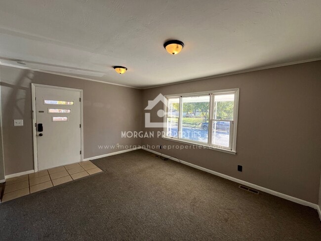 Building Photo - 330 W 6th St