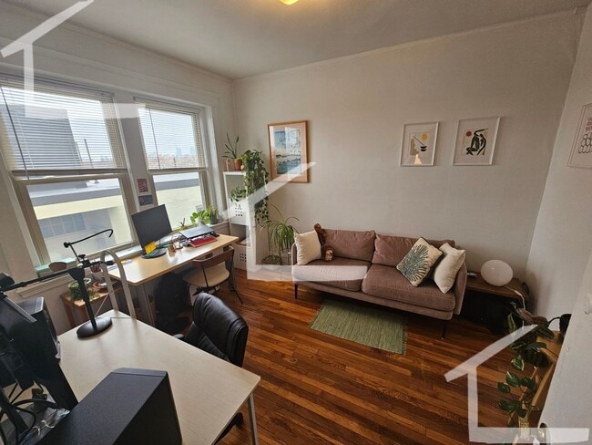 Foto del edificio - Highly-sought Professional Apt. For you 9/1/26